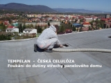 TEMPELAN_CESKA_CELULOZA_Foukani_do_strechy_paneloveho_domu_P4200082.jpg